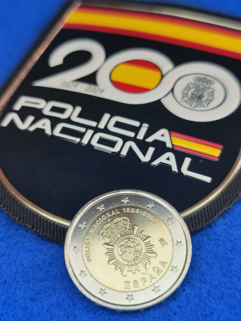 Moneda y distintivo conmemorativos del bicentenario.