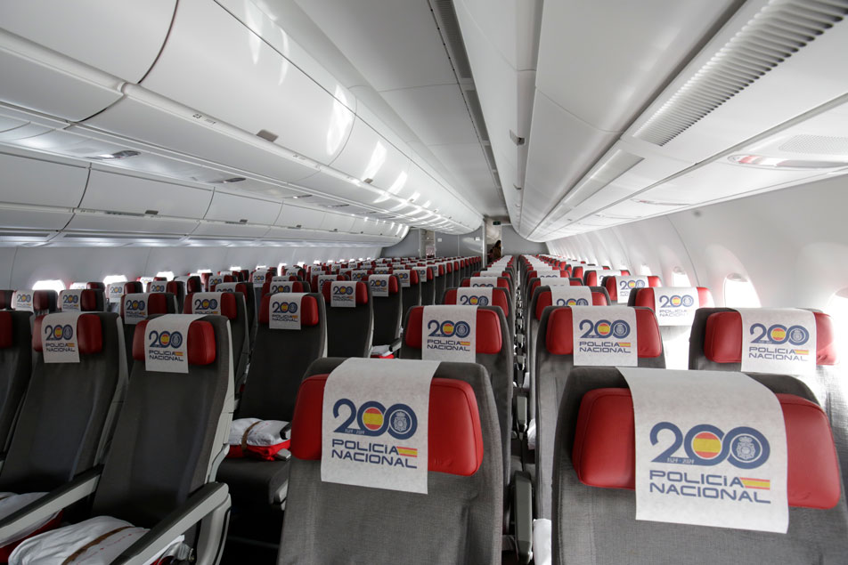 Interior del avión con el rótulo del bicentenario sobre los reposa cabezas.