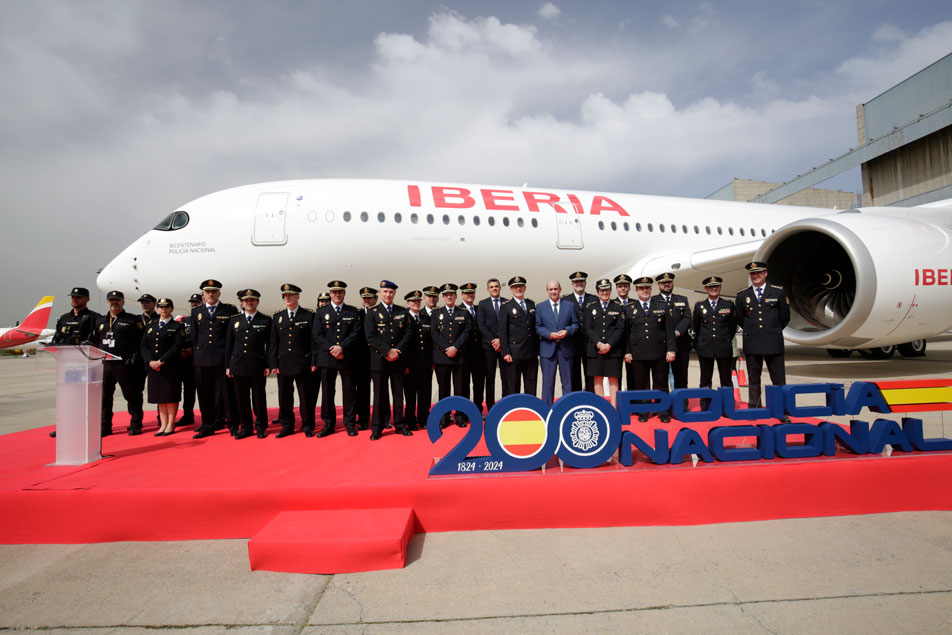 Autoridades policiales posando entre el rótulo del bicentenario y el avión de Iberia con el rótulo del bicentenario.