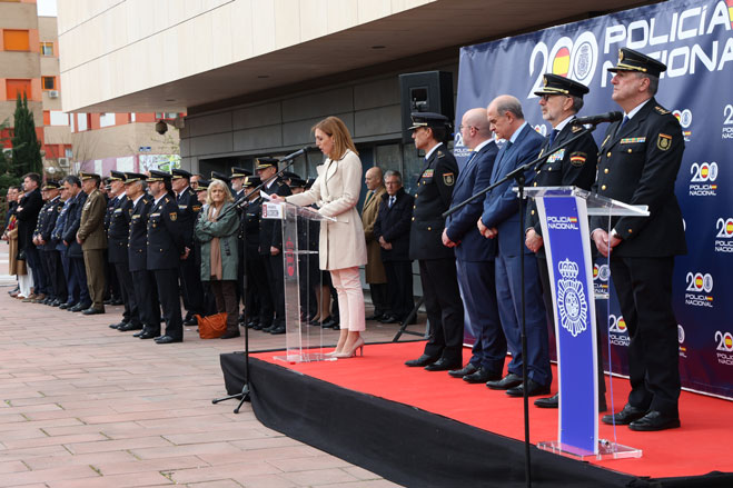 Autoridades escuchando discurso de inauguración de la plaza comisaría de Alcorcón.