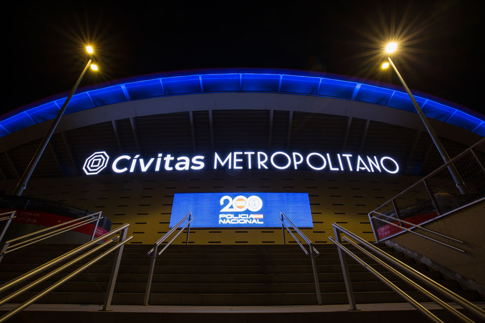 Iluminación y logo del bicentenario de la Policía Española, en el estadio metropolitano.