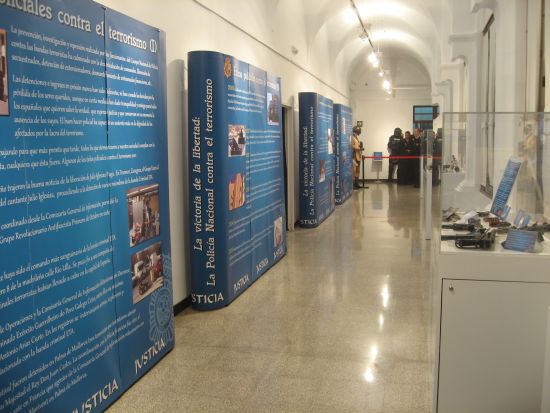 Sala donde se muestran varios paneles y vitrinas de la exposición.