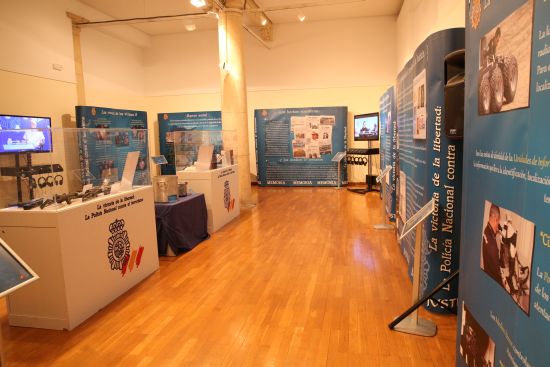 Sala donde se puede ver la exposición con los paneles, vitrinas y televisores con los diferentes videos que se muestran.