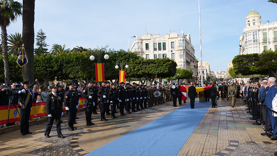Agentes de la Policía Nacional en el acto de Izado de la Bandera de España.