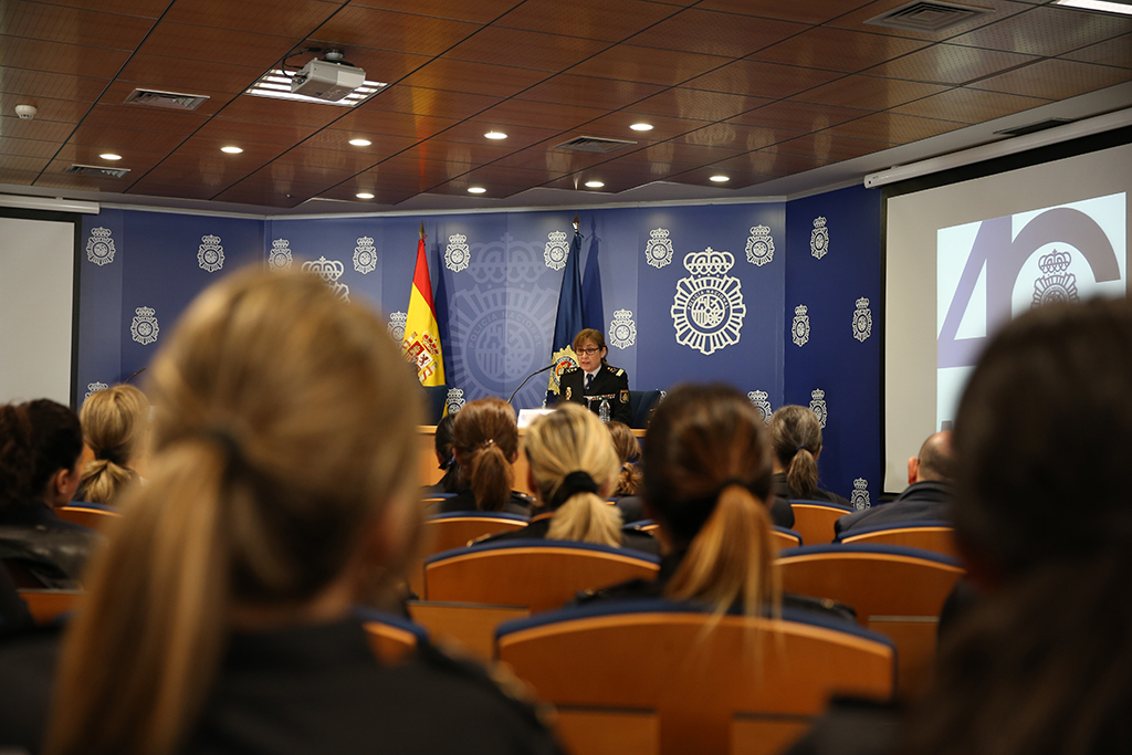 La Subdirectora General del Gabinete Técnico de la Policía Nacional, Dña. Eulalia González Peña, dirigiéndose a los participantes de la Gala.