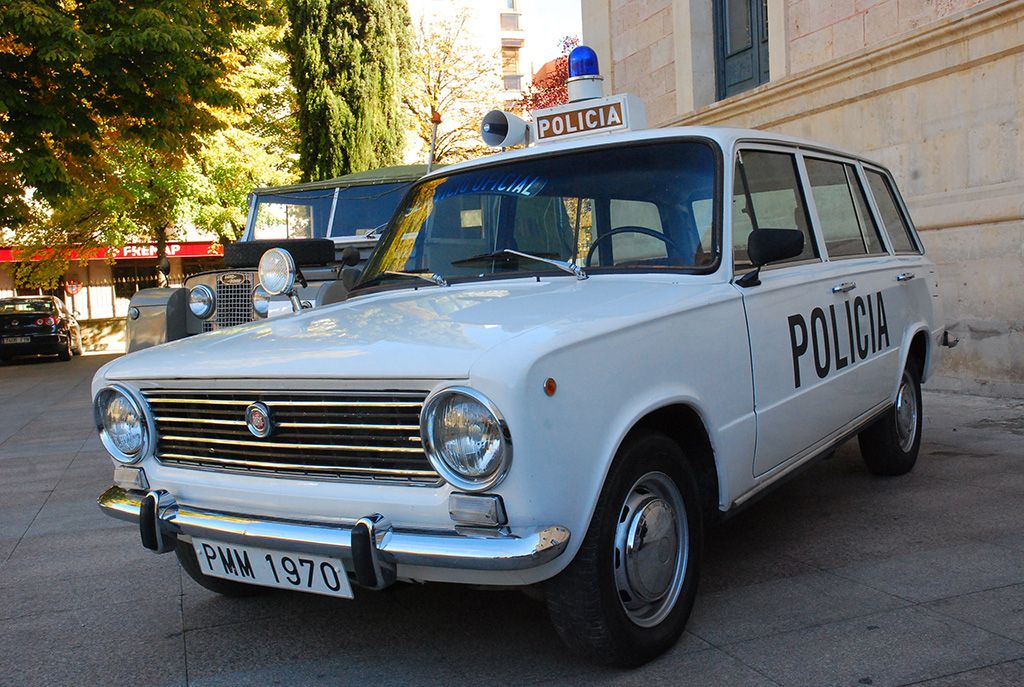 Imagen de un coche de policía antiguo.