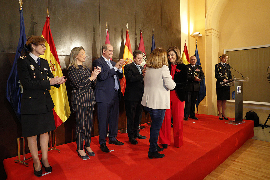 Entrega de premio conmemorativo a una mujer en presencia del Presidente de Castilla-La Mancha, del Director General de la Policía y otras autoridadesn