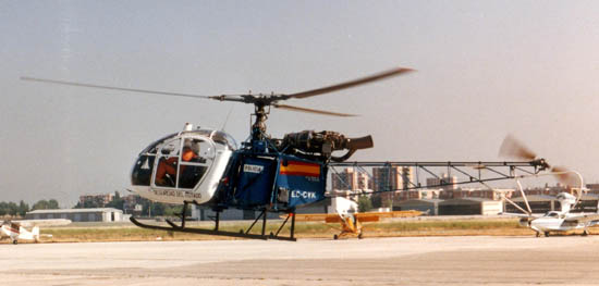 Helicóptero de la Policía Nacional, modelo Alouette-II, realizando la maniobra de despegue.
