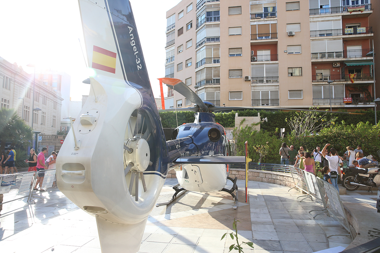 Primer plano de helicóptero de la Policía Nacional en el bulevar de Almería.