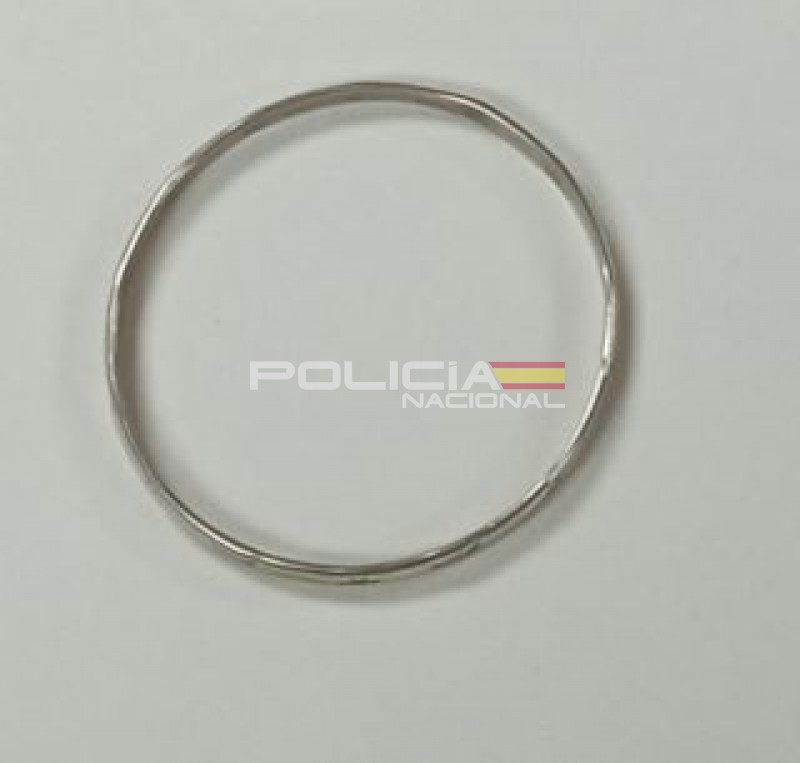 Pulsera dorada, rígida y fina
