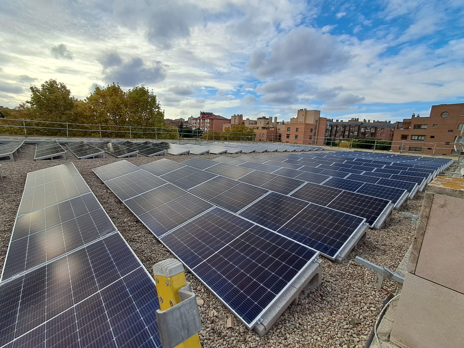 Placas solares en un tejado