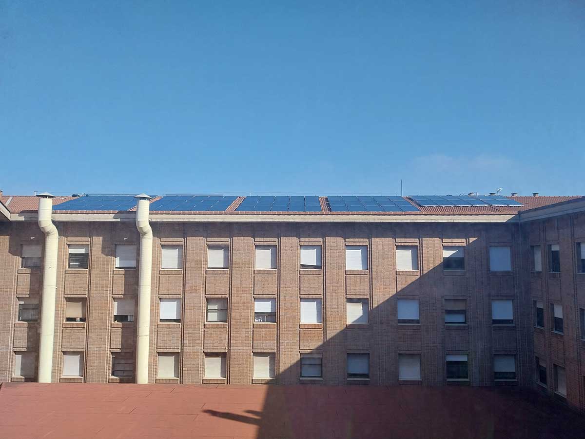 Fachada de un edificio con placas solares en el tejado