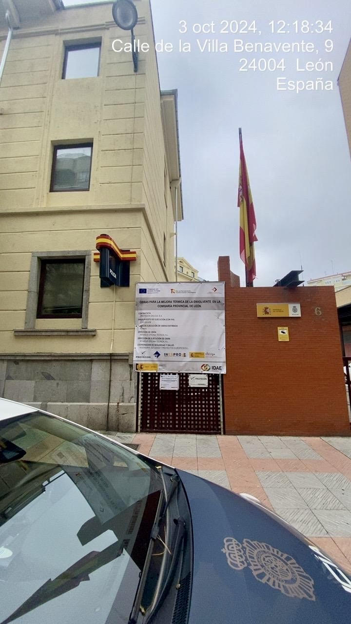 Entrada de la Comisaría Provincial de León con  un cartel del IDAE