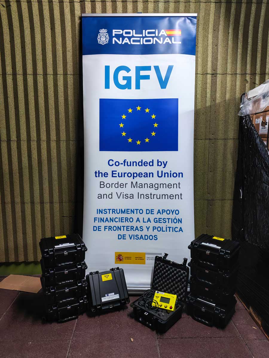 Varios maletines con detectores portátiles de personas con un cartel de IGFV