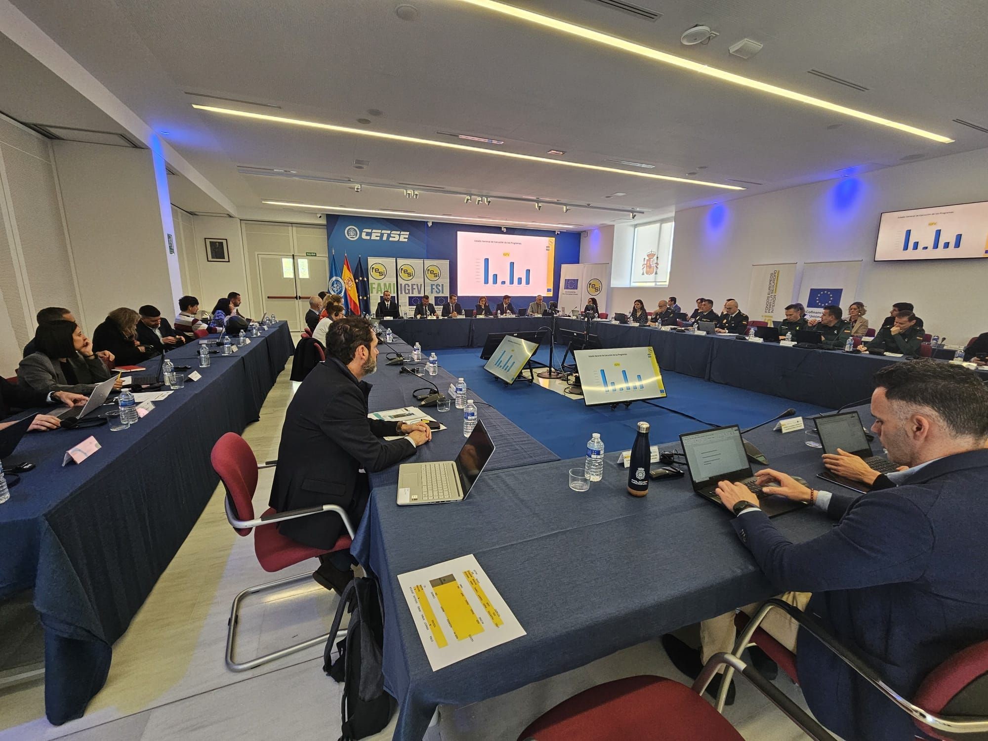 Imagen de la reunión del Comité del Seguimiento, donde pueden verse, entre otros, miembros de la Policía Nacional.