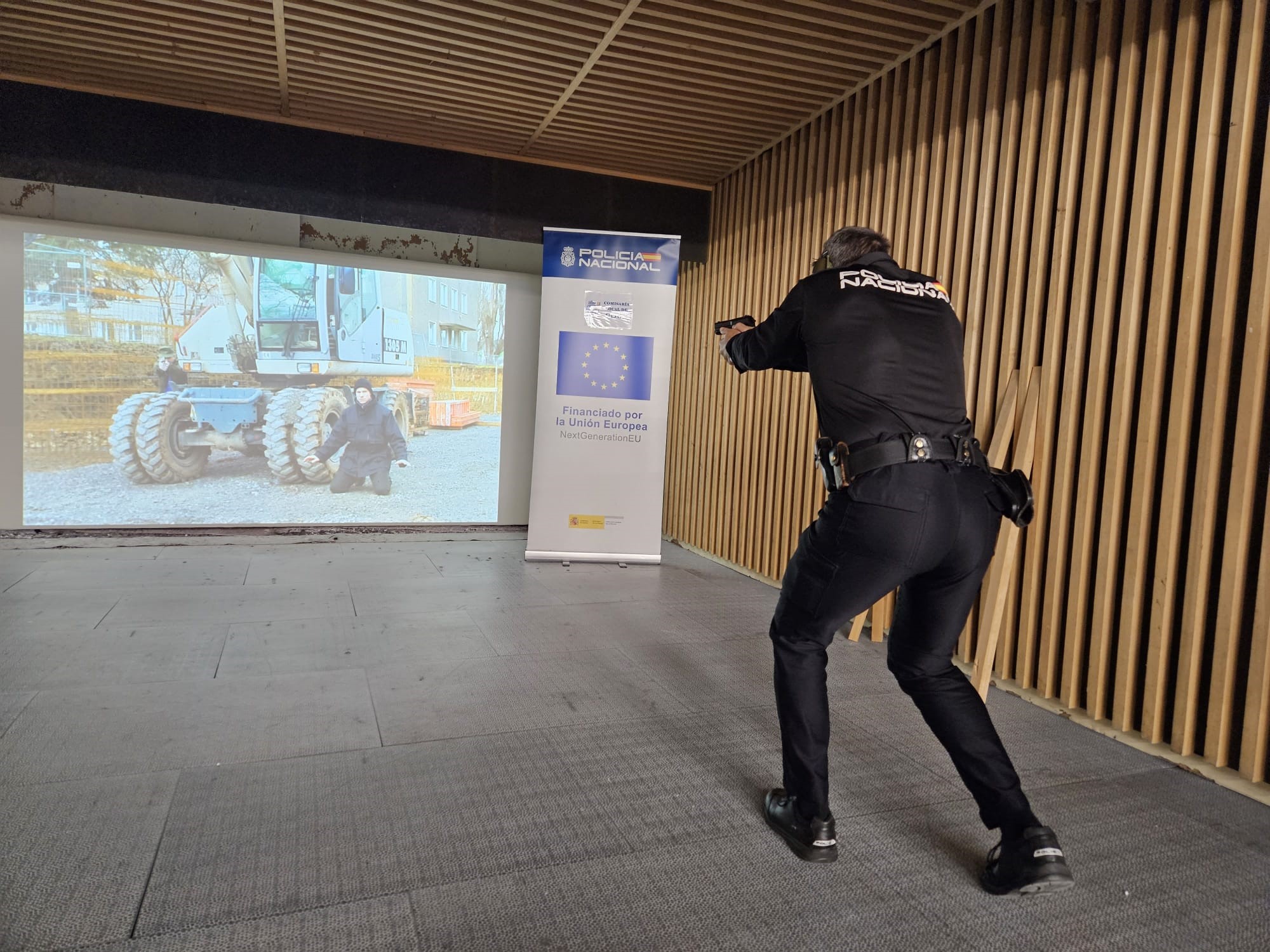 Imagen de un policía nacional realizando ejercicios de tiro en una galeria.