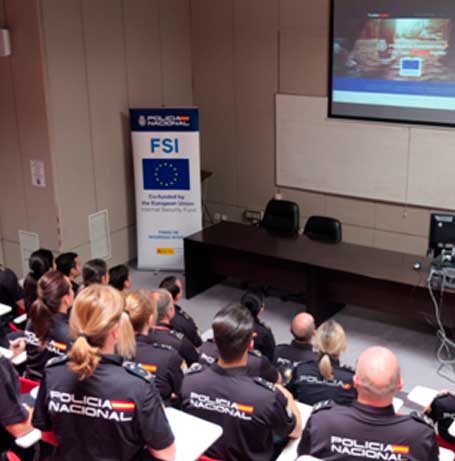 Diversos policías en un curso de formación