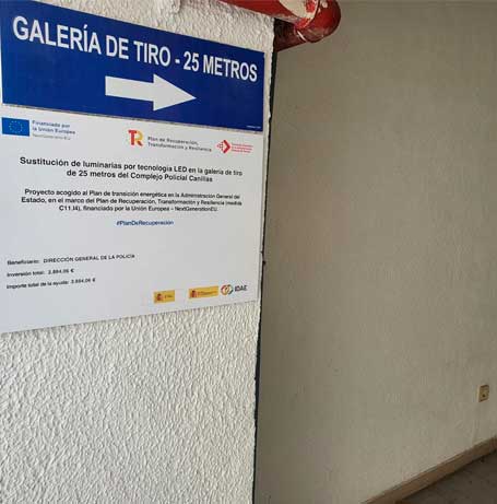 Cartel de galería de tiro de 25 metros en una pared