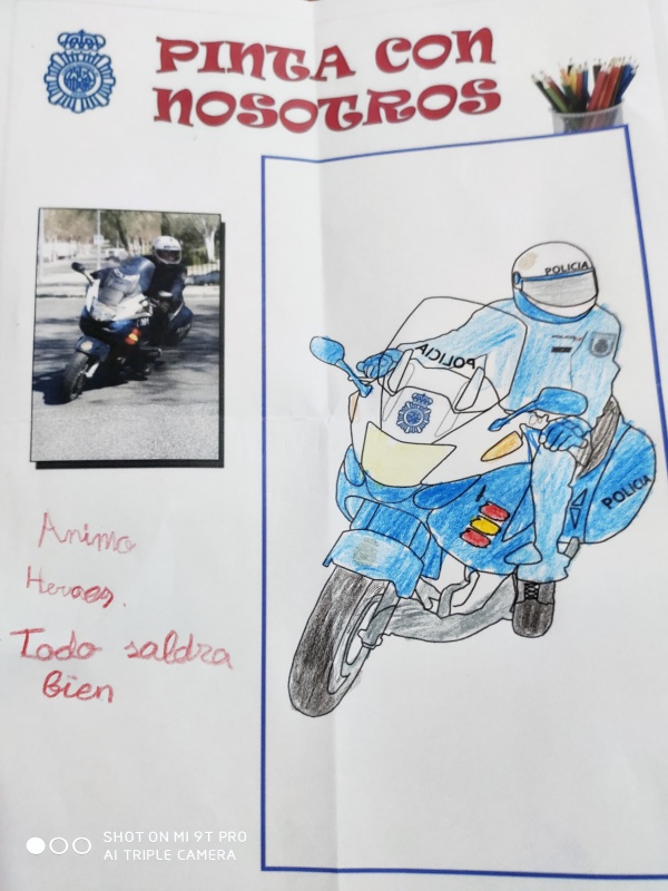 Dibujo coloreado de un policía nacional montado en su motocicleta, acompañado de la frase todo saldrá bien.