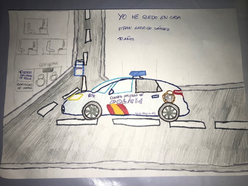 dibujo de un coche de la policía nacional aparcado en una comisaría y una frase en la que se puede leer, yo me quedo en casa.